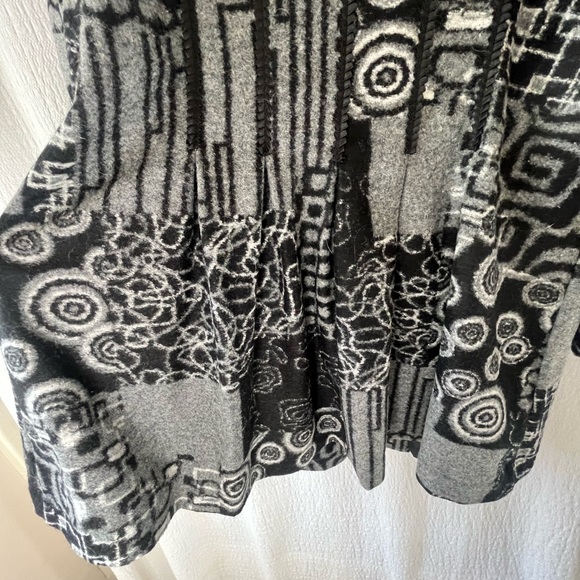 Simon Chang jacket/coat. Lightweight and warm - Picture 6 of 7